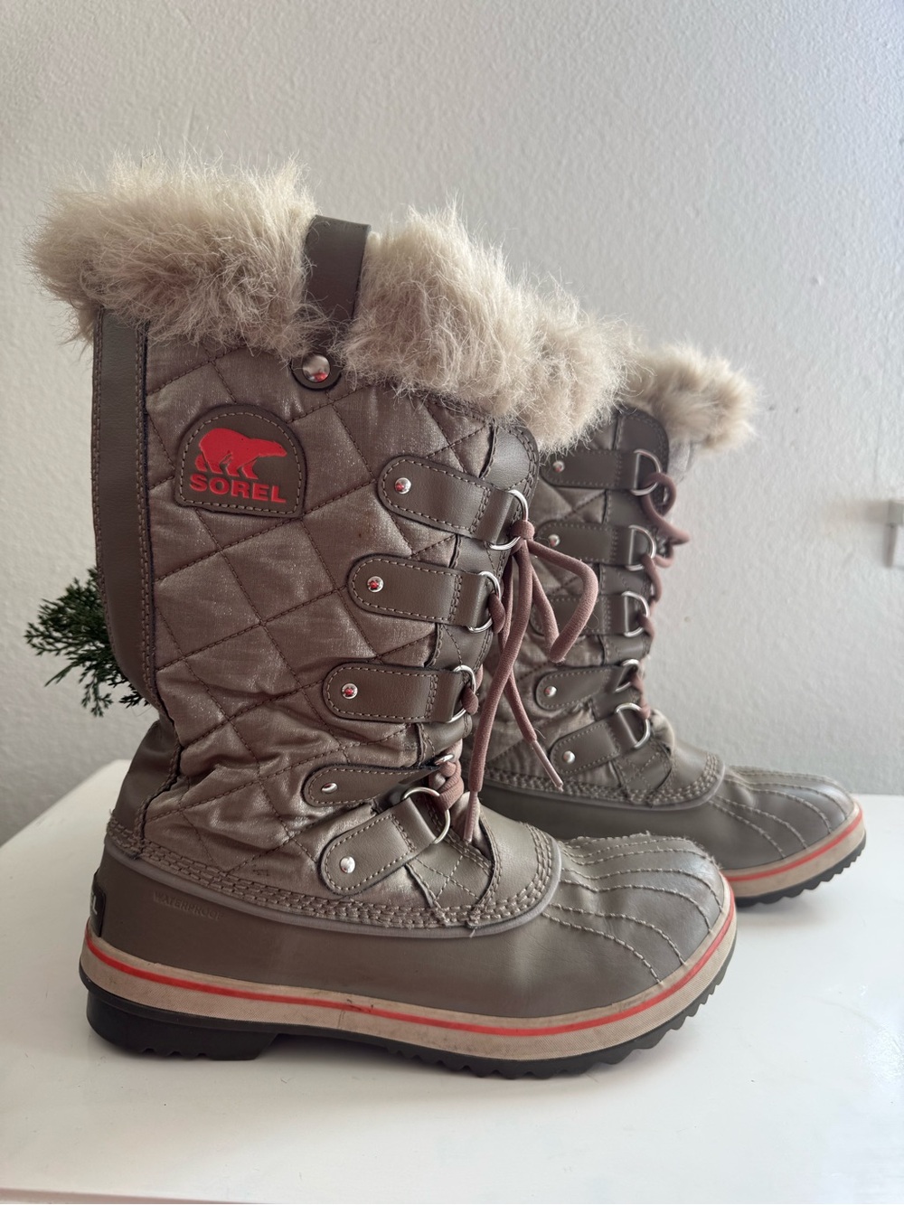Sorel Tofino Women size 9 Taupe Quilted Lace-Up Winter Boots with Faux Fur Trim